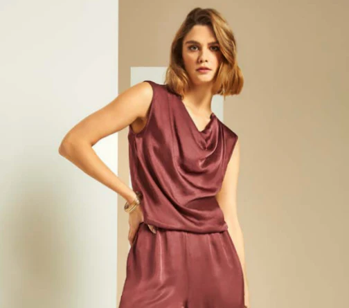 Top con scollo drappeggiato