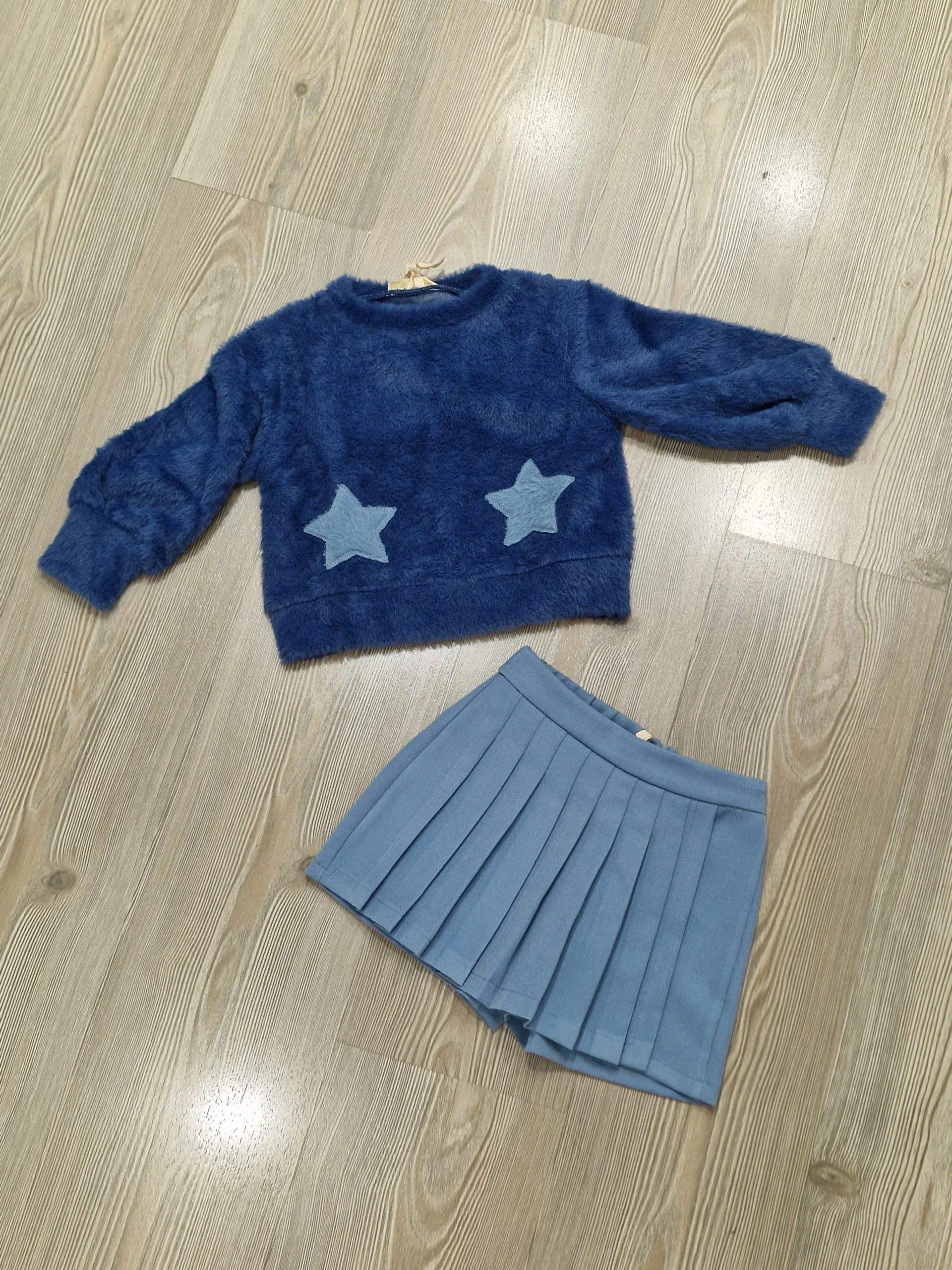 Completo bambina con pullover stelle e gonna a pieghe - immagine 3